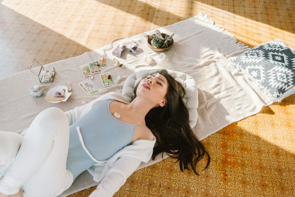 A Beginner’s Guide to Spirit Cleansing with Sage and Palo Santo Sticks